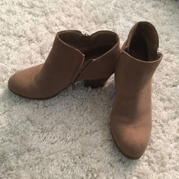 Tan suede booties - Picture 4 of 5